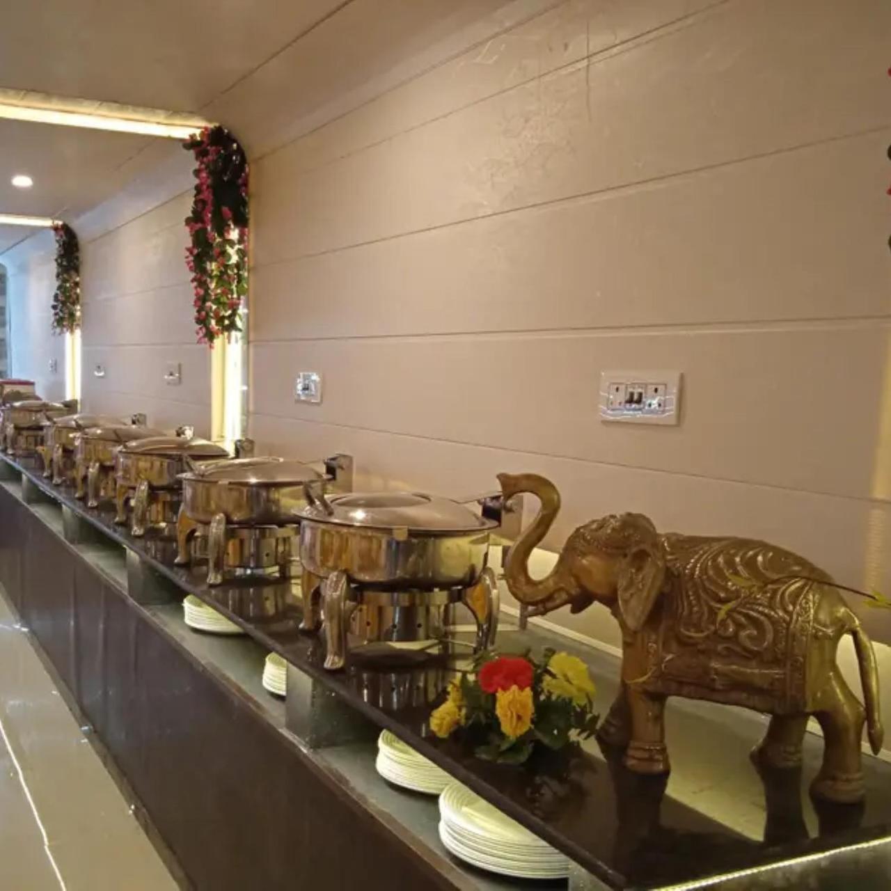 New Kumar Hotel & Banquet Lakhnaú Exteriér fotografie